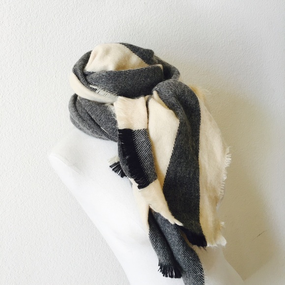 Silence and Noise Scarf - Picture 2 of 3